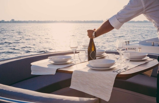 Teknede Akşam Yemeği: